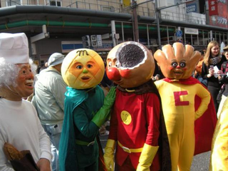Illustration for article titled Cosplay Overruns the Streets of Osaka